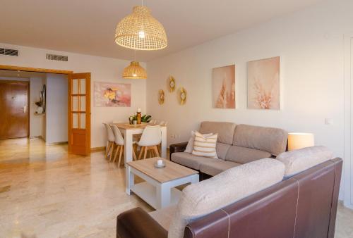 共用Lounge/電視區, WintowinRentals Teatinos, Metro, Free Parking & Pool. in 塔樓港