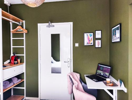 Small Twin Room image 9