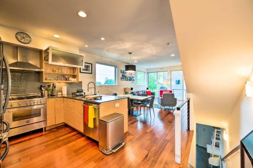 Urban Seattle Retreat with Rooftop Deck and Views - image 2