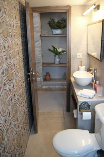 Bathroom, Laini Guest Houses near Monumental Olive Tree of Vouves