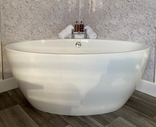 บริการและสิ่งอำนวยความสะดวก, The Inn At Charlestown in ดันเฟอร์มไลน์