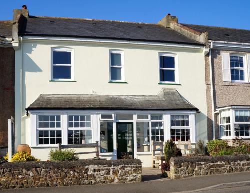 Links Side Guest House - image 10