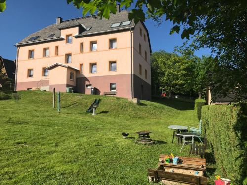 Exterior view, Ferienwohnung BergZeit Oberwiesenthal - ideal fur Familien und Paare - 70qm - 2 Schlafzimmer - große in Oberwiesenthal
