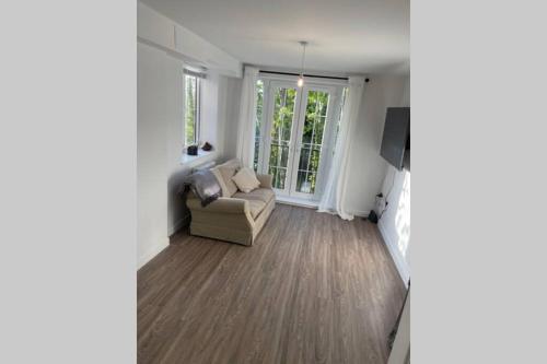 Picture of Croydon Gem Apartment - Fast Train To The Centre And Free Parking
