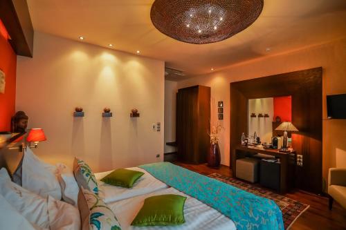 Classic Double Room with Balcony image 3