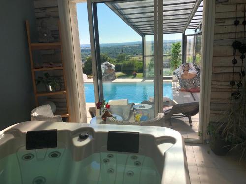 logement avec vue panoramique SPA sauna et la piscine chauffée de début avril à fin octobre (logement avec vue panoramique SPA sauna et la piscine chauffee de debut avril a fin octobre) in Estivareilles