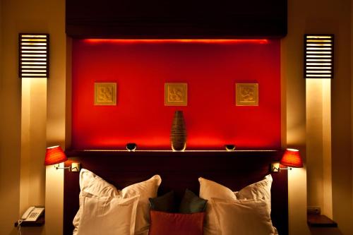 Superior Double Room with Balcony image 4