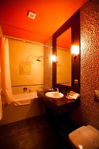 Classic Double Room with Balcony image 10
