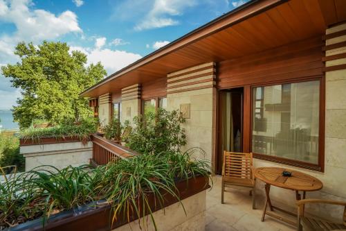 Classic Double Room with Balcony image 9