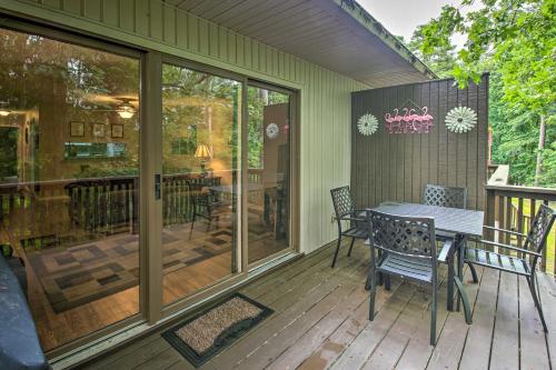 Hot Springs Village Retreat with Deck 3 Mi to Golf! in Hot Springs Village, USA
