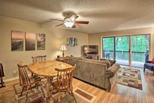 Cozy Retreat with Deck 3 Mi to DeSoto Golf Course!