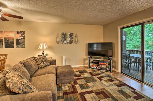 Cozy Retreat with Deck 3 Mi to DeSoto Golf Course!