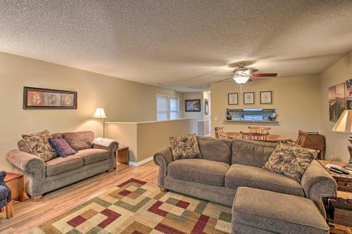 Cozy Retreat with Deck 3 Mi to DeSoto Golf Course! - image 3