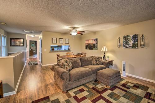 Cozy Retreat with Deck 3 Mi to DeSoto Golf Course!