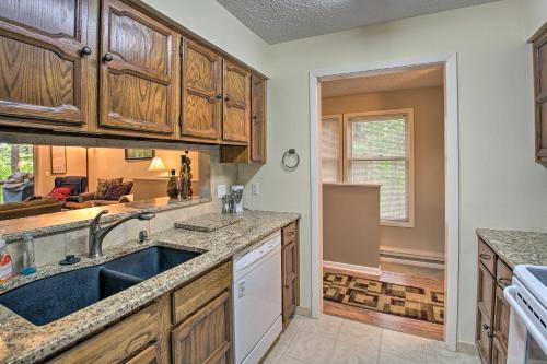 Cozy Retreat with Deck 3 Mi to DeSoto Golf Course!