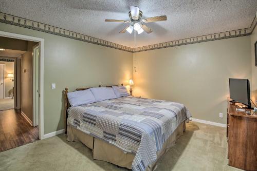 Cozy Retreat with Deck 3 Mi to DeSoto Golf Course!