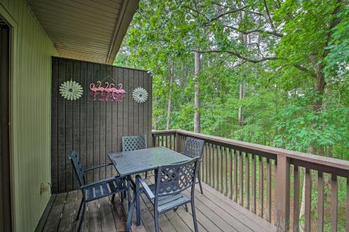 Cozy Retreat with Deck 3 Mi to DeSoto Golf Course!