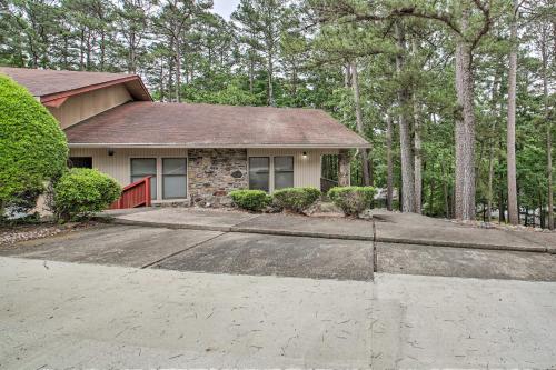Cozy Retreat with Deck 3 Mi to DeSoto Golf Course! - image 11