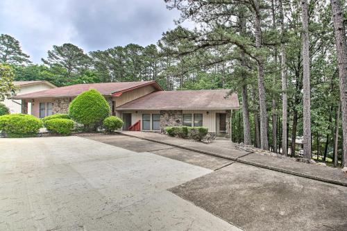 Cozy Retreat with Deck 3 Mi to DeSoto Golf Course! - image 10