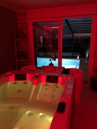 logement avec vue panoramique SPA sauna et la piscine chauffée de début avril à fin octobre (logement avec vue panoramique SPA sauna et la piscine chauffee de debut avril a fin octobre) in Estivareilles