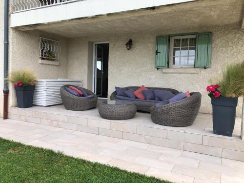 logement avec vue panoramique SPA sauna et la piscine chauffée de début avril à fin octobre (logement avec vue panoramique SPA sauna et la piscine chauffee de debut avril a fin octobre) in Estivareilles