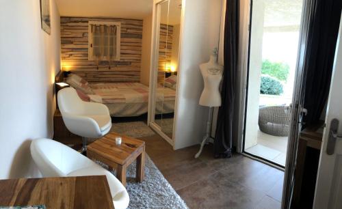 logement avec vue panoramique SPA sauna et la piscine chauffée de début avril à fin octobre (logement avec vue panoramique SPA sauna et la piscine chauffee de debut avril a fin octobre) in Estivareilles