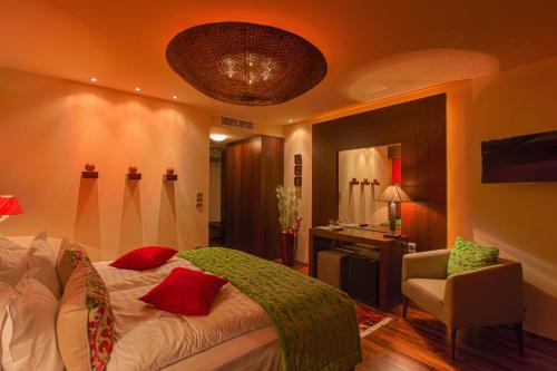 Deluxe Double Room with Balcony and Spectacular Lake View image 3