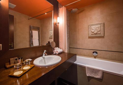 Deluxe Double Room with Balcony and Spectacular Lake View image 9