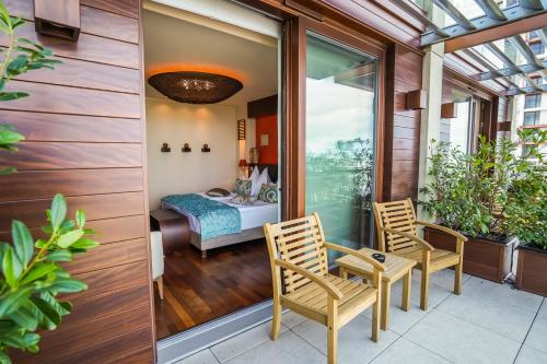 Deluxe Double Room with Balcony and Spectacular Lake View image 7
