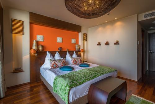 Deluxe Double Room with Balcony and Spectacular Lake View image 6