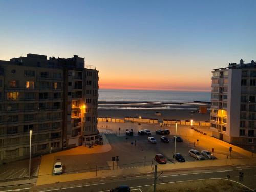 Oostende luxury seaview studio - large terrace- swimming pool - parking - Location saisonnière - Ostende