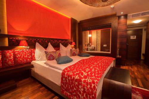 Deluxe Plus Double Room with Balcony and Spectacular Lake View image 2