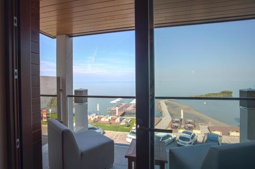 Deluxe Plus Double Room with Balcony and Spectacular Lake View image 9