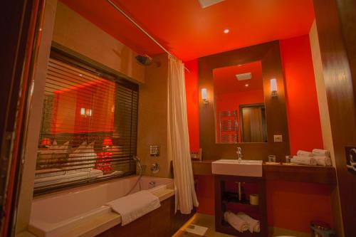 Deluxe Plus Double Room with Balcony and Spectacular Lake View image 3