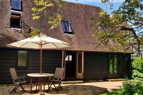 Cosy listed barn in peaceful country village London