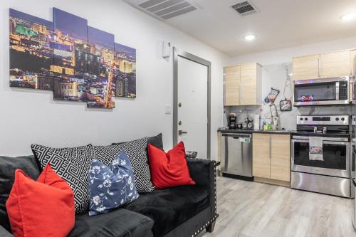 Sin City Cove Near Baylor Medical & Downtown DTX by Lokal Stays