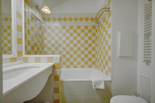 Upstays - 2 Br - sea view - Swimming pool - image 3