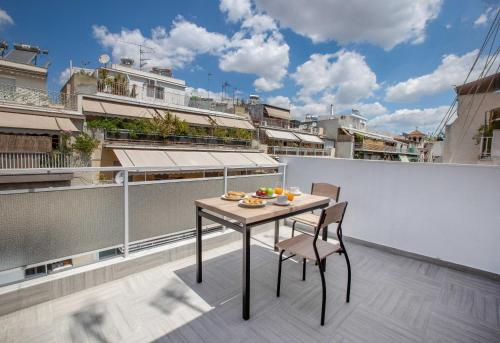 Studio penthouse near Acropolis Museum by GHH, Atene