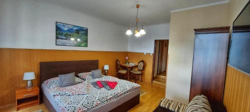 1 queen bed, 1 sofa bed