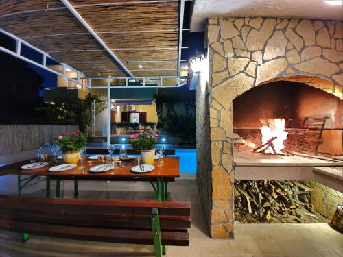 Beautiful villa - private heated pool, parking, BBQ near Split