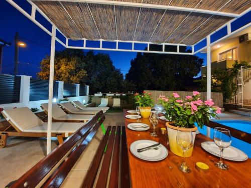 Beautiful villa - private heated pool, parking, BBQ near Split