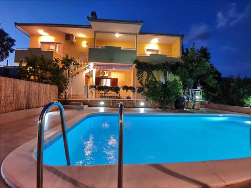 Beautiful villa - private heated pool, parking, BBQ near Split
