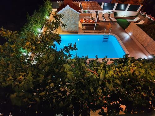 Beautiful villa - private heated pool, parking, BBQ near Split