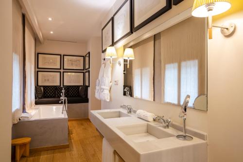 Premium Interior Room image 6