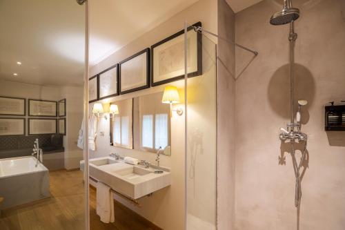 Premium Interior Room image 9