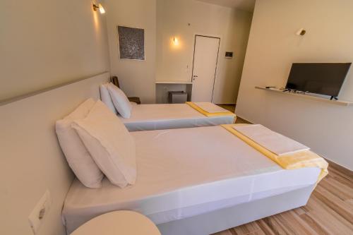 2 twin beds
