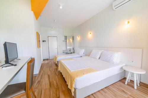 1 king bed, 1 twin bed