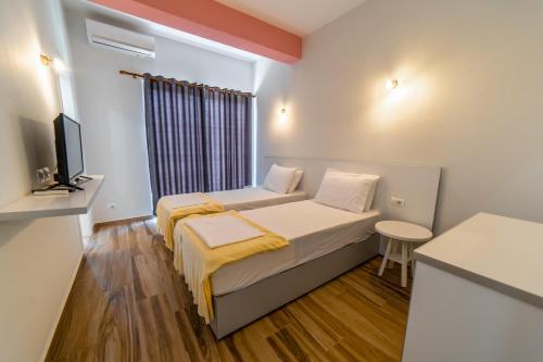 2 twin beds