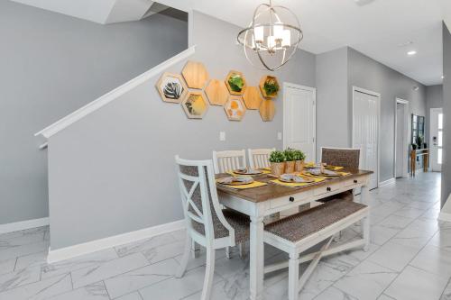 5BR Home - Family Resort - Private Pool and BBQ! - image 3