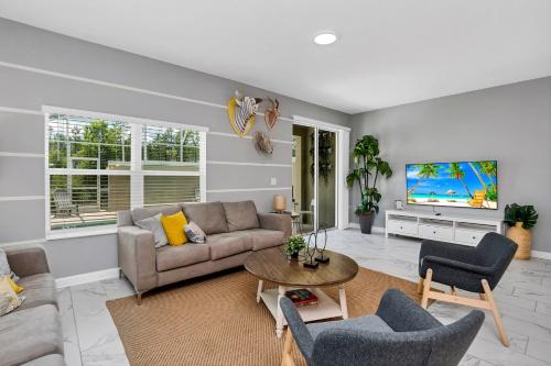 5BR Home - Family Resort - Private Pool and BBQ! - image 5